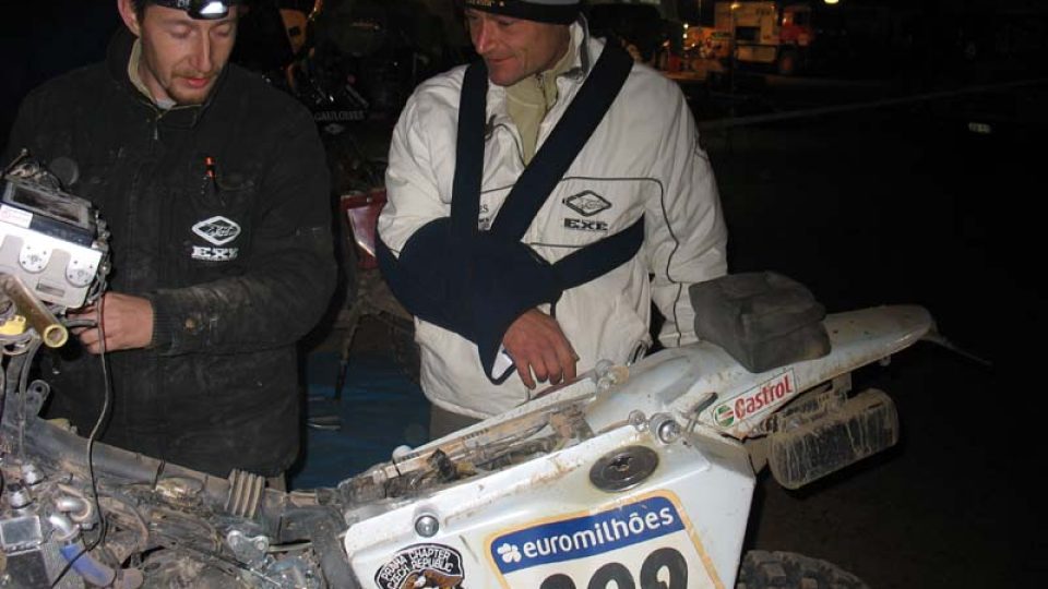 Pavel Kubíček s ovázanou rukou se loučí se svou motorkou a Dakarem 2007