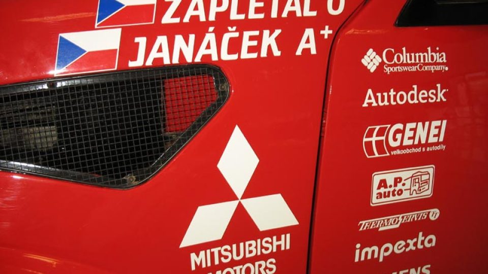 Jména na kapotě jejich Mitsubishi
