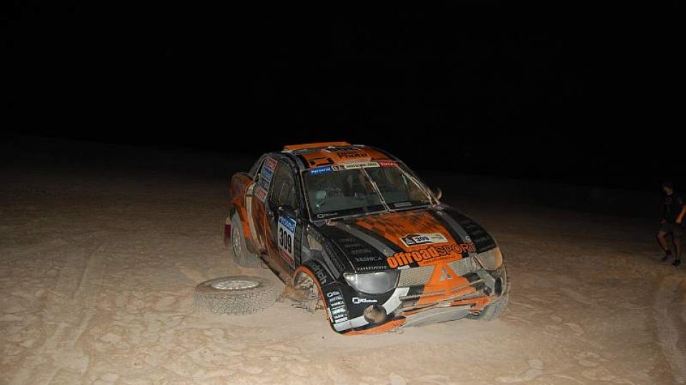 Poškozené auto zůstalo přes noc v poušti