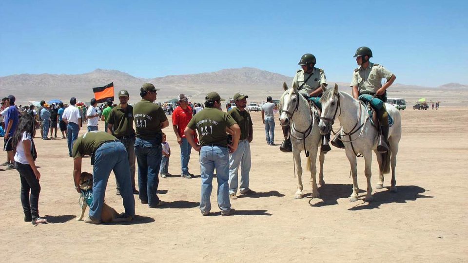 Na chilské fanoušky dohlížejí policisté na koních