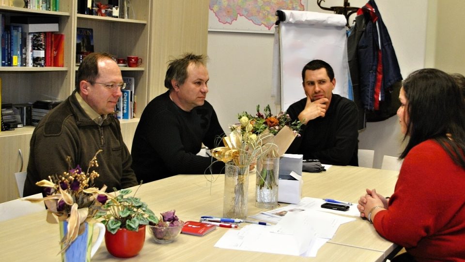 Setkání nejaktivnějších Zpravodajů za rok 2010. Zleva M. Široký, P. Švamberg a vedoucí Motoristické redakce Jan Říha