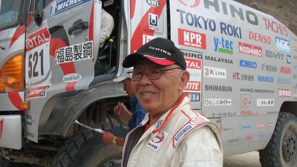 Aktivní důchodce Yoshimasa Sugawara opět závodí s kamiónem Hino