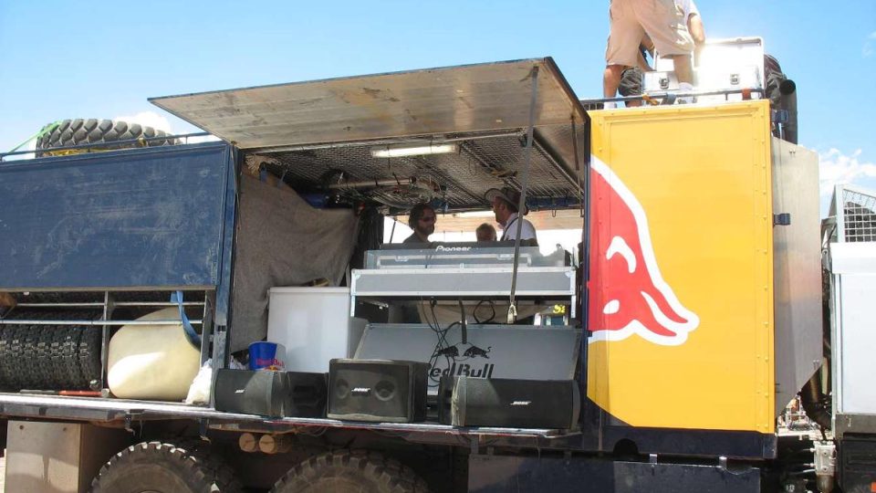 Kamion Red Bull s DJ pultem na trase Dakaru