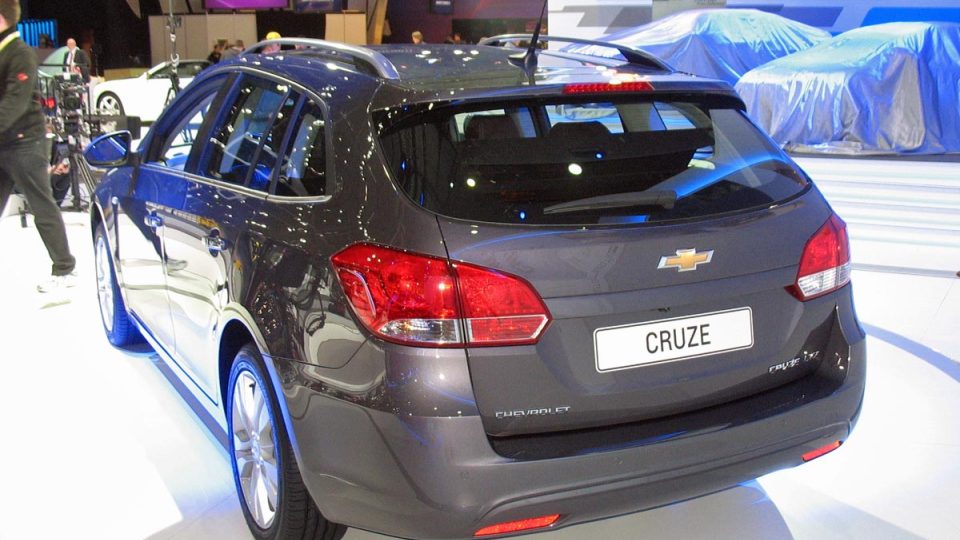 Pod kapotou Cruze SW se objeví nová zážehová 1,4 přeplňovaná turbodmychadlem a také úsporný diesel o objemu 1,7 litru.