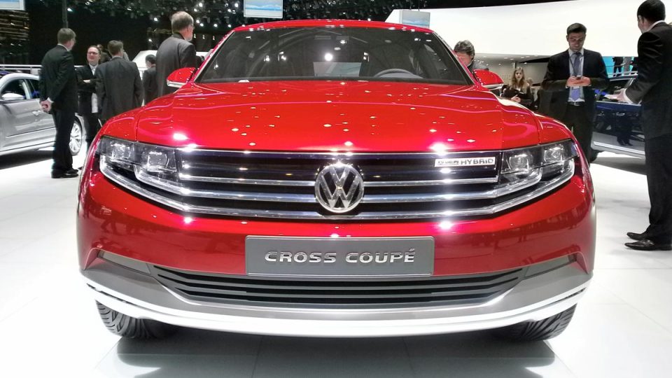 O pohon studie Cross Coupé se stará dvoulitrový diesel a dva elektromotory, automobilka slibuje celkový výkon 306 koní a točivý moment 700 Nm