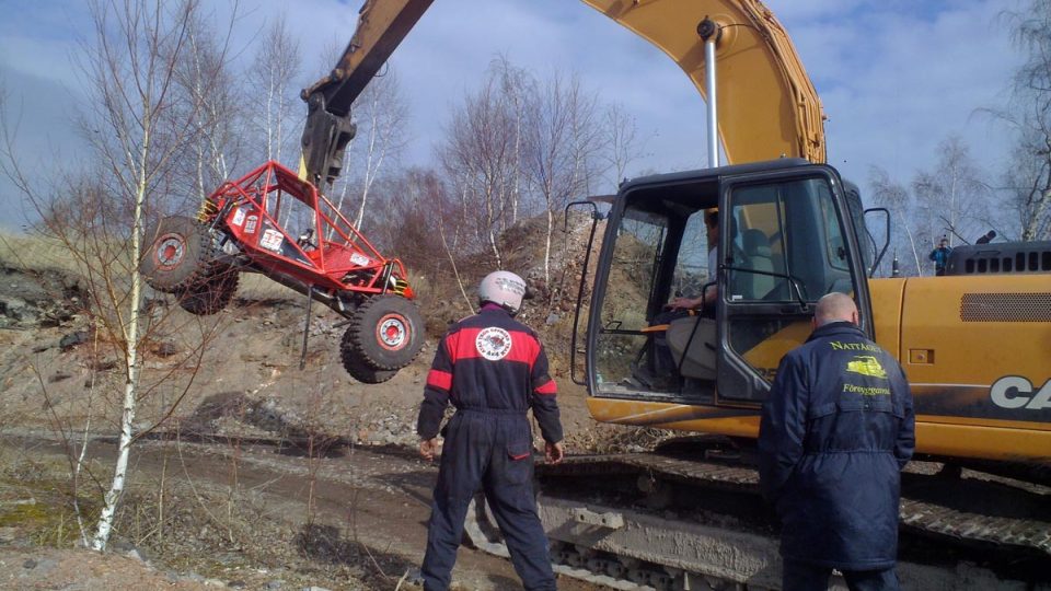 Těžká technika je při tomto typu závodů stále v pohotovosti, auta totiž často končí na střeše