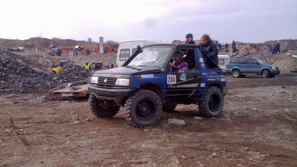 Další auto se vydává na náročnou trať