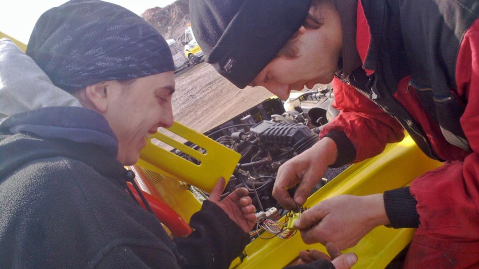 Honza Škvor a Marek Veselský opravují závadu na elektroinstalaci jejich samuraje