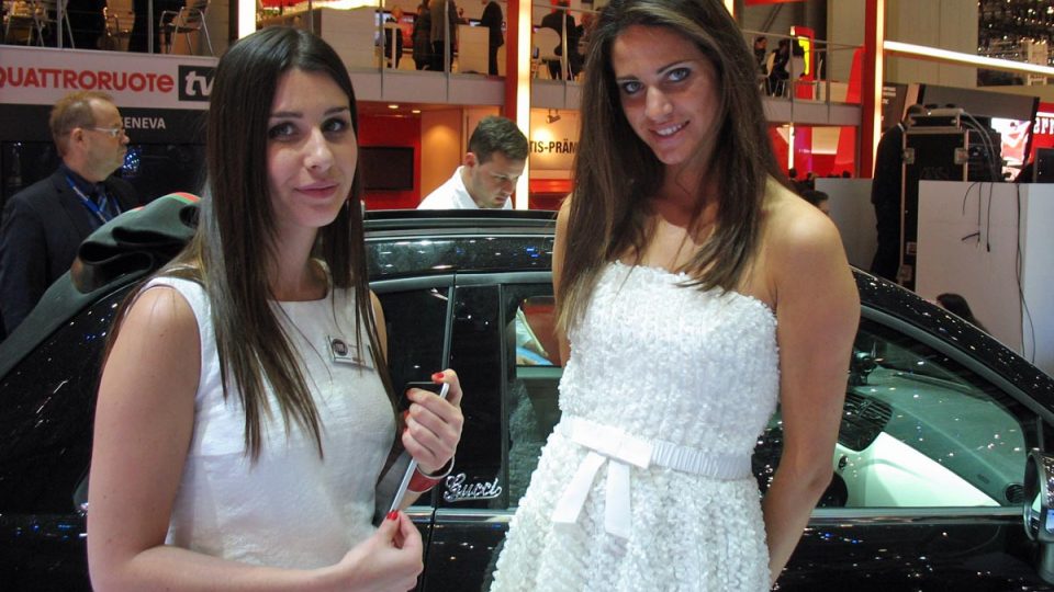 Hostesky na ženevském autosalónu
