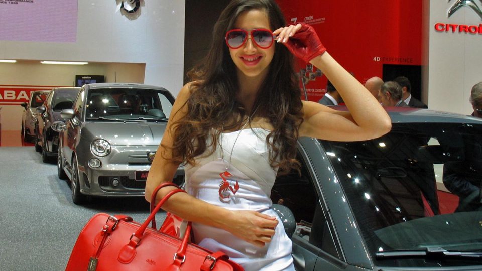 Hostesky na ženevském autosalónu