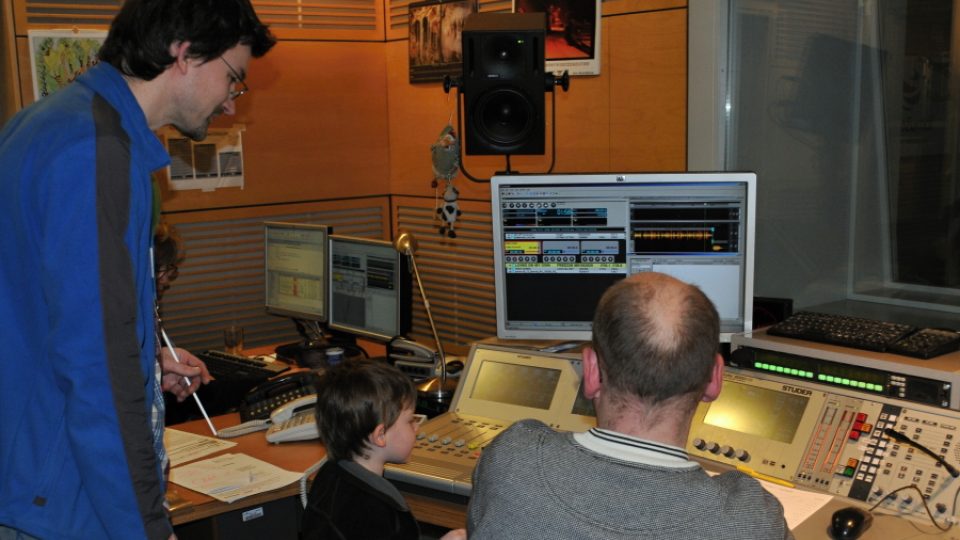 Prohlídka režie vysílacího studia Radiožurnálu, odkud se vysílal rozhovor s nejaktivnějším Zpravodajem za rok 2011