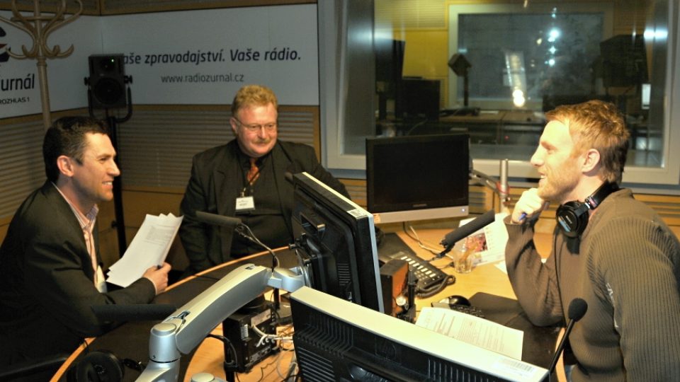 Vysílací studio Radiožurnálu, kde sedí zleva: J. Říha, L. Šedivý a J. Chum