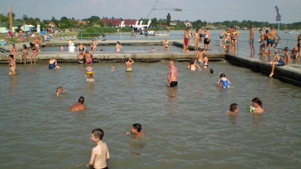 U břehu je ohraničený i dětský bazén