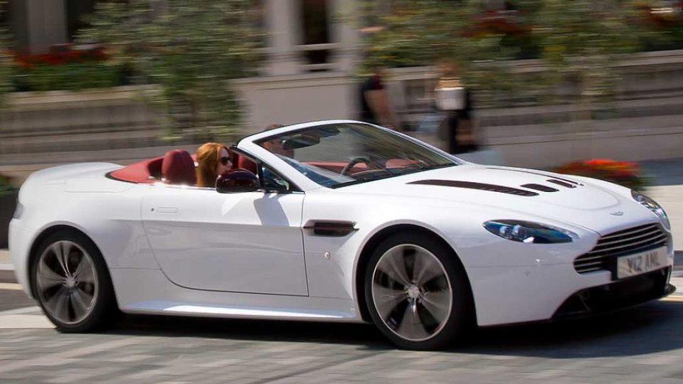 Aston Martin V12 Vantage Roadster potěší především milovník kabrioletů