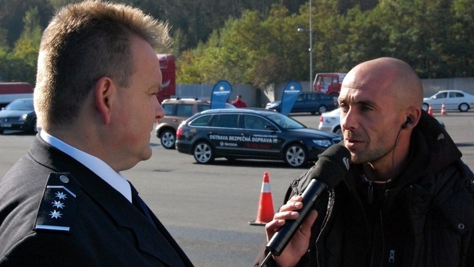 Redaktor Petr Jansa s Leošem Tržilem v rozhovoru pro živé vysílání dopoledního Radiožurnálu