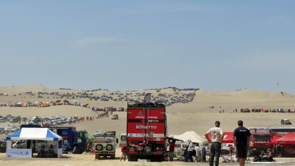 Písečné kopce obsypané auty domácích fanoušků Dakaru
