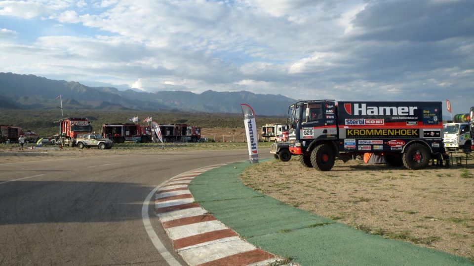 Dakarská technika na závodním okruhu v La Rioja
