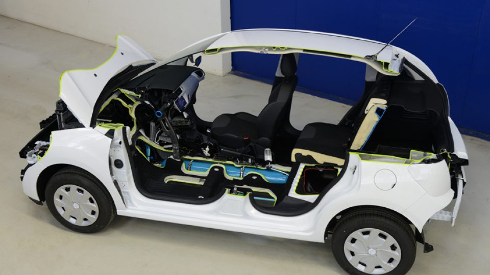 Projekt Peugeot Hybrid Air představený ve voze Citroën C3
