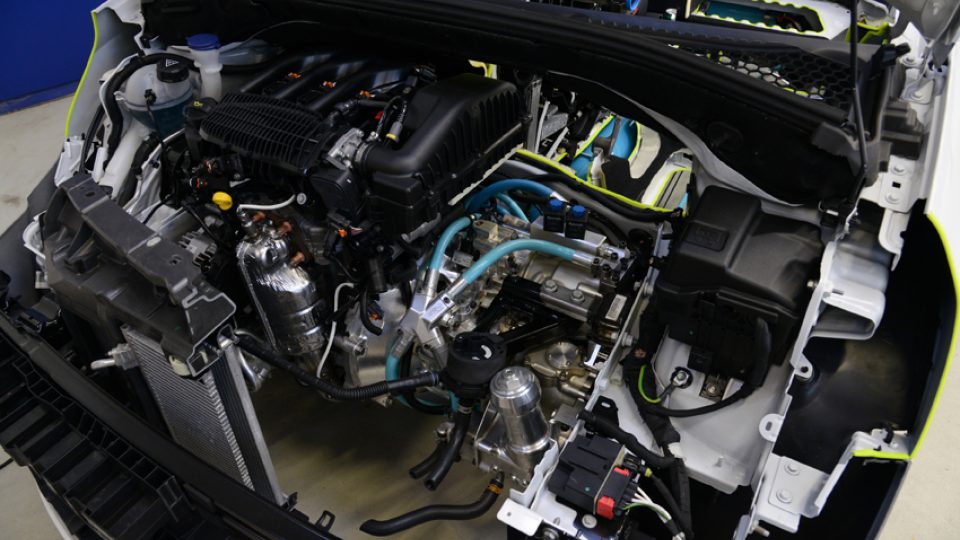 Pohonný systém je doplněný o planetovou převodovku a hydraulický motor