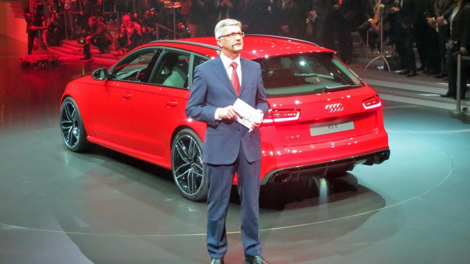 O pohon už se nebude starat pětilitrový desetiválec z Lamborghini, ale tentokrát osvědčený osmiválec 4.0 o výkonu 552 koní, který je také v modelech S6, S7 a S8