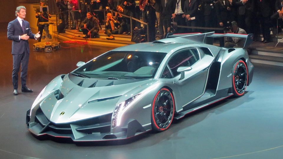 Lamborghini Veneno žene vpřed 6,5litrový dvanáctiválec s výkonem 750 koní (552 kW), stovku pokoří do tří sekund