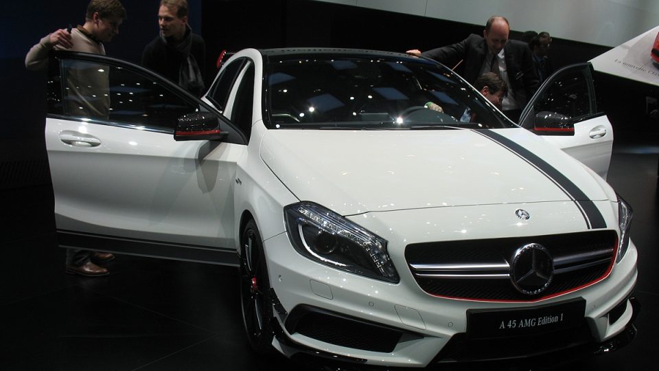 Nový ostrý hatchback s třícípou hvězdou na masce chladiče Mercedes-Benz A 45 AMG