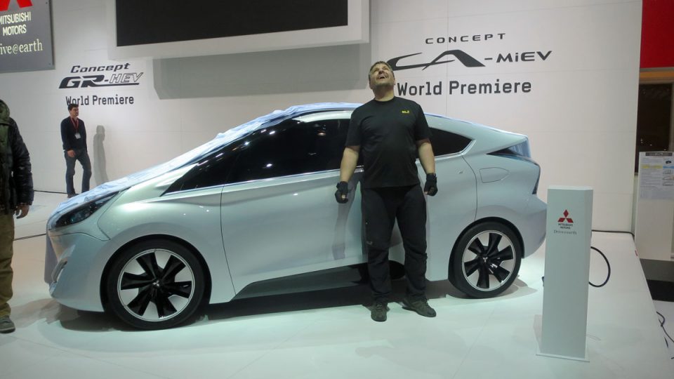 Přípravy na stánku Mitsubishi