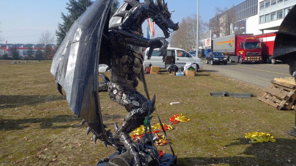 Sochy z vyřazených automobilových součástek