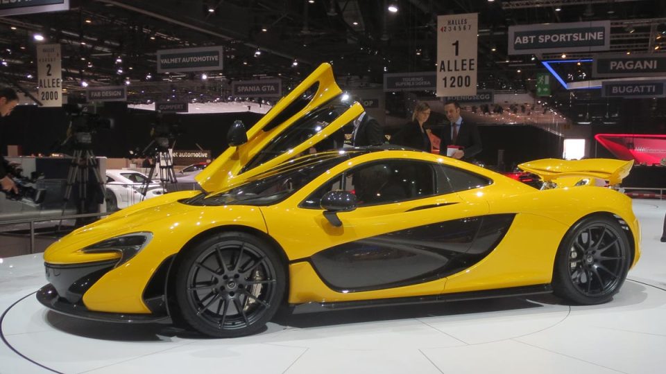 McLaren P1 pohání přeplňovaný osmiválec o objemu 3,8 litru, celkový výkon včetně zapojení elektromotoru je 916 koňských sil