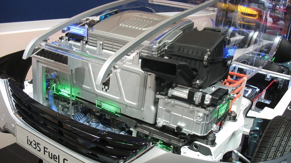 Vpředu je místo konvenčního spalovacího motoru pouze elektromotor