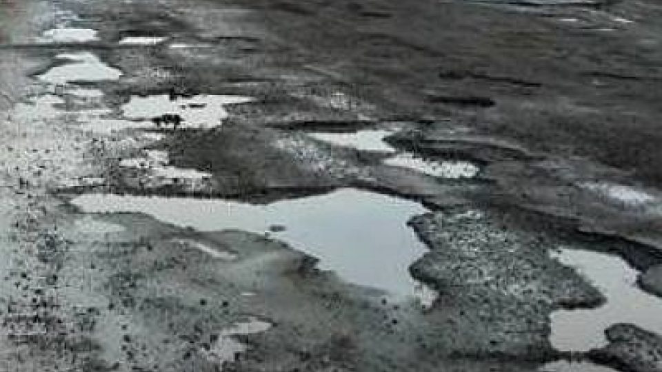 Tuto silnici, která připomíná spíše krátery sopky, najdete v Senici na Hané na Olomoucku (silnice II/449 u výjezdu z obce na Litovel)