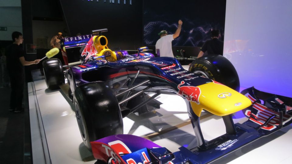 Tanečky kolem formule 1 Red Bull týmu