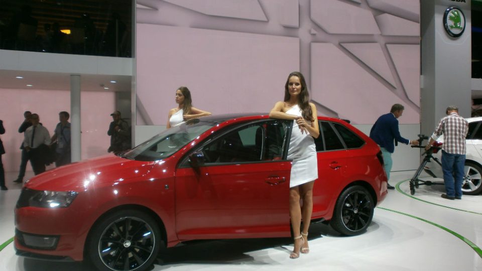 Hostesky Soňa a Denisa u nové Škody Rapid Spaceback