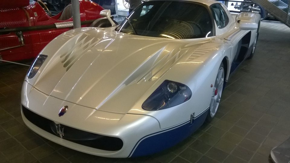 Maserati MC12 s podvozkem z Ferrari Enza, pohání ho silný dvanáctiválec a bylo ho vyrobeno jen 50 kusů ve dvou sériích