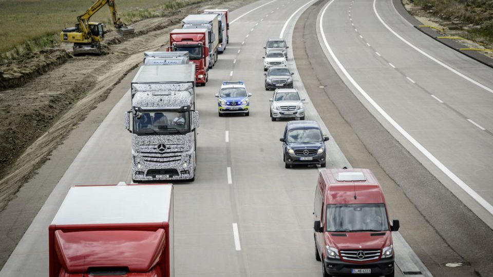 Kamión dokáže uvolnit cestu policii nebo záchrance