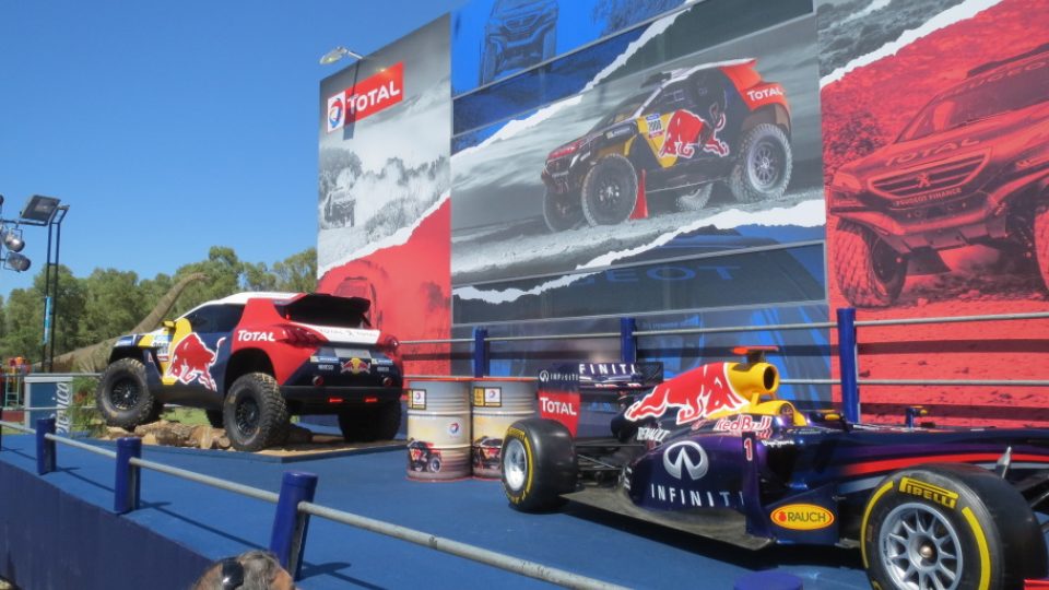 Dakarská bugina Peugeot versus formule 1