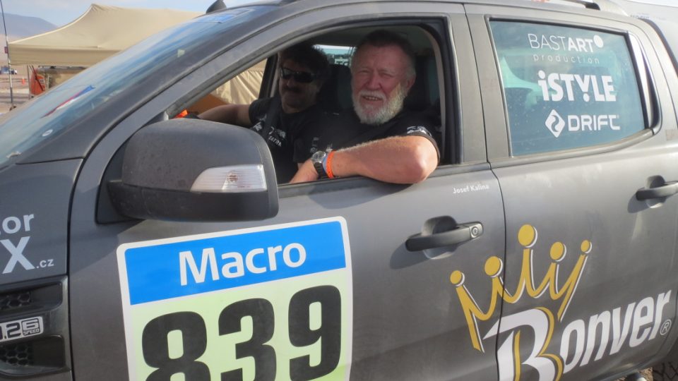 Josef Kalina jezdí v doprovodném novinářském autě