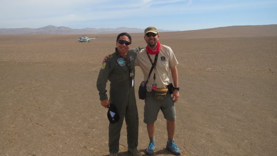Jan Říha s chilským pilotem vrtulníku