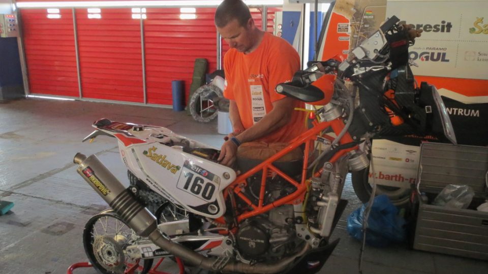 Karel Scheder při práci na Klymčiwově motorce