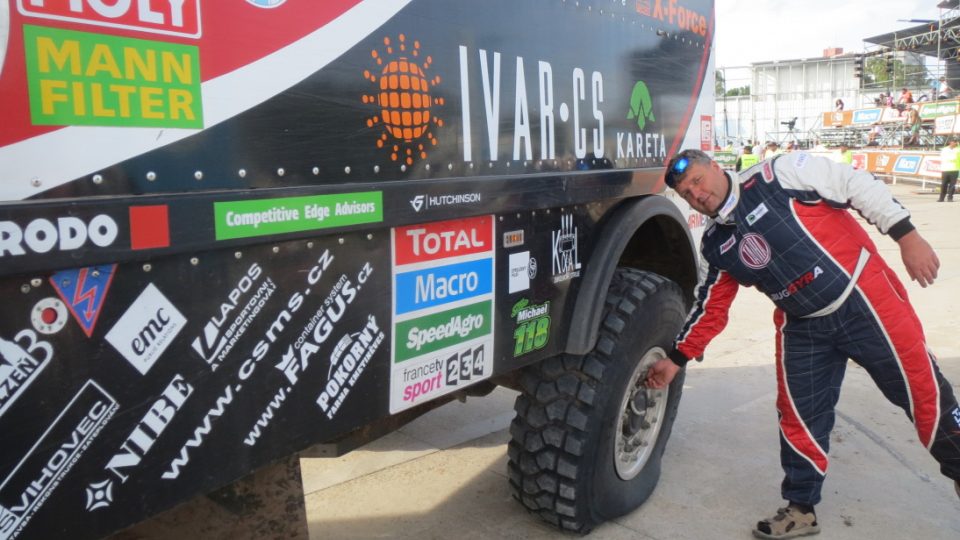 Martin Kolomý projel cílem Dakaru s poloprázdným zadním kolem