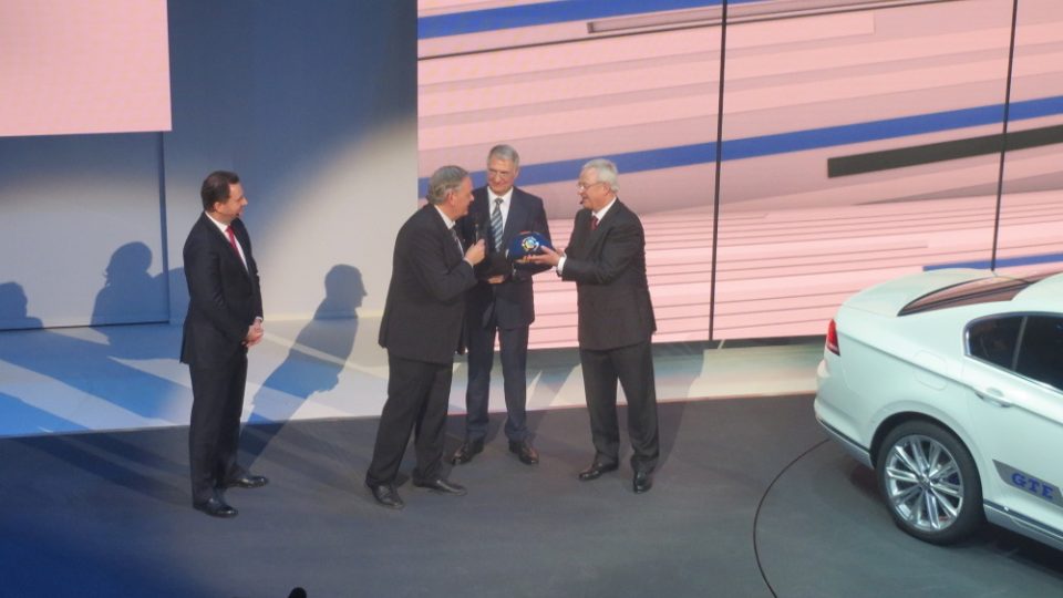 Šéf VW Group Dr. Martin Vinterkorn přebírá ocenění Car of The Year pro Volkswagen Passat z rukou předsedy komise COTY Hakana Matsona