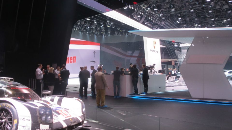 Přípravy na stánku Porsche