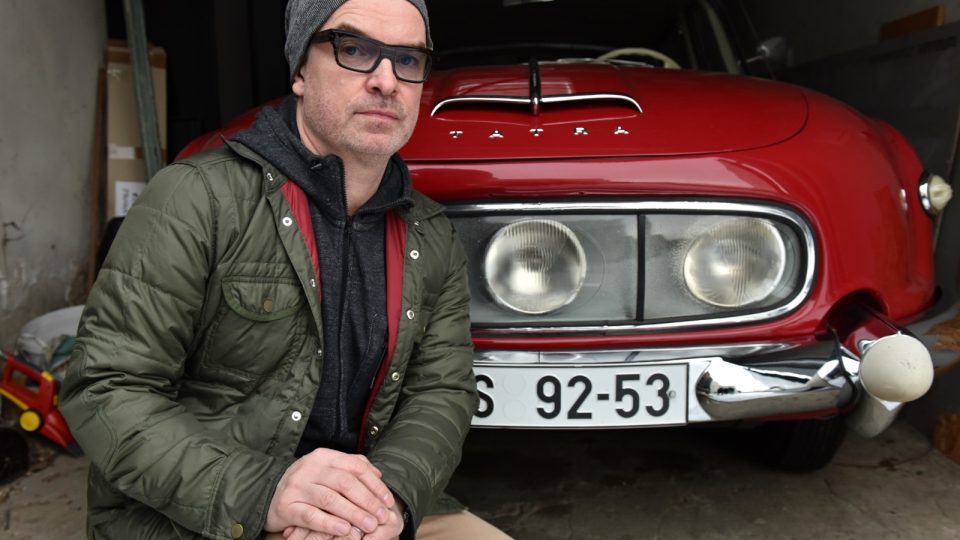 Architekt Michal Froněk a jeho červenobílá Tatra 603 - první typ, co se vyráběl do roku 1963