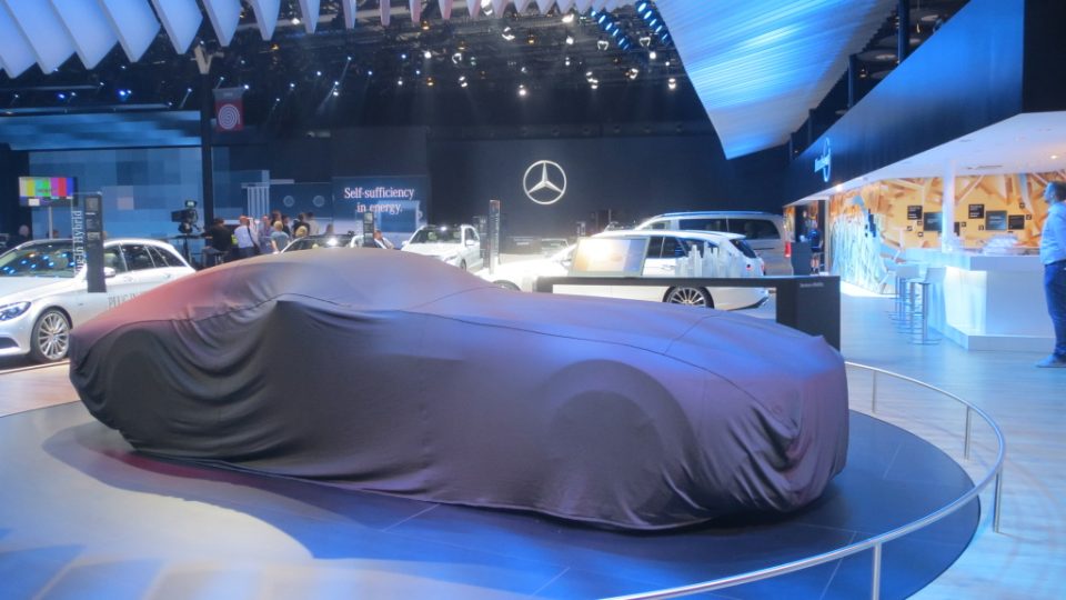 Překvapení u stánku Mercedes Benz