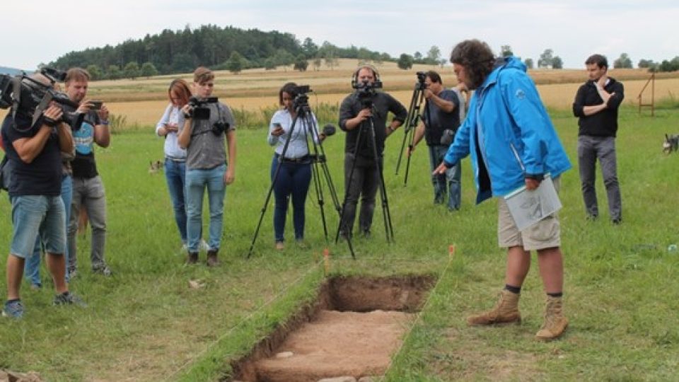 Archeolog Pavel Vařeka (v modrém) na místě nálezu